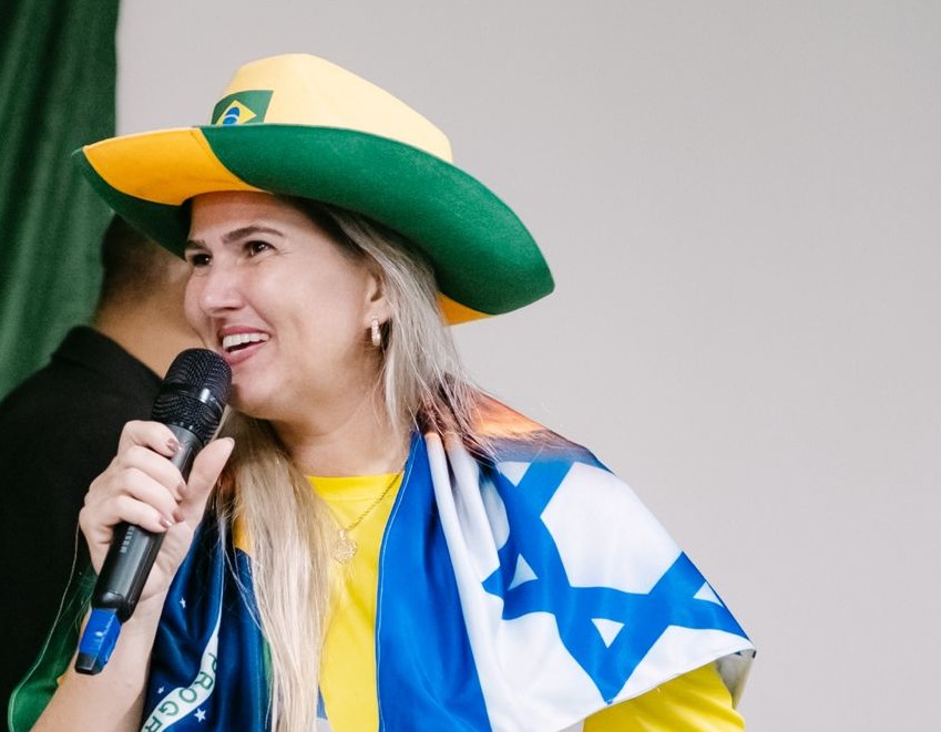 Ívina da Enfermagem discursando ao microfone em evento de campanha